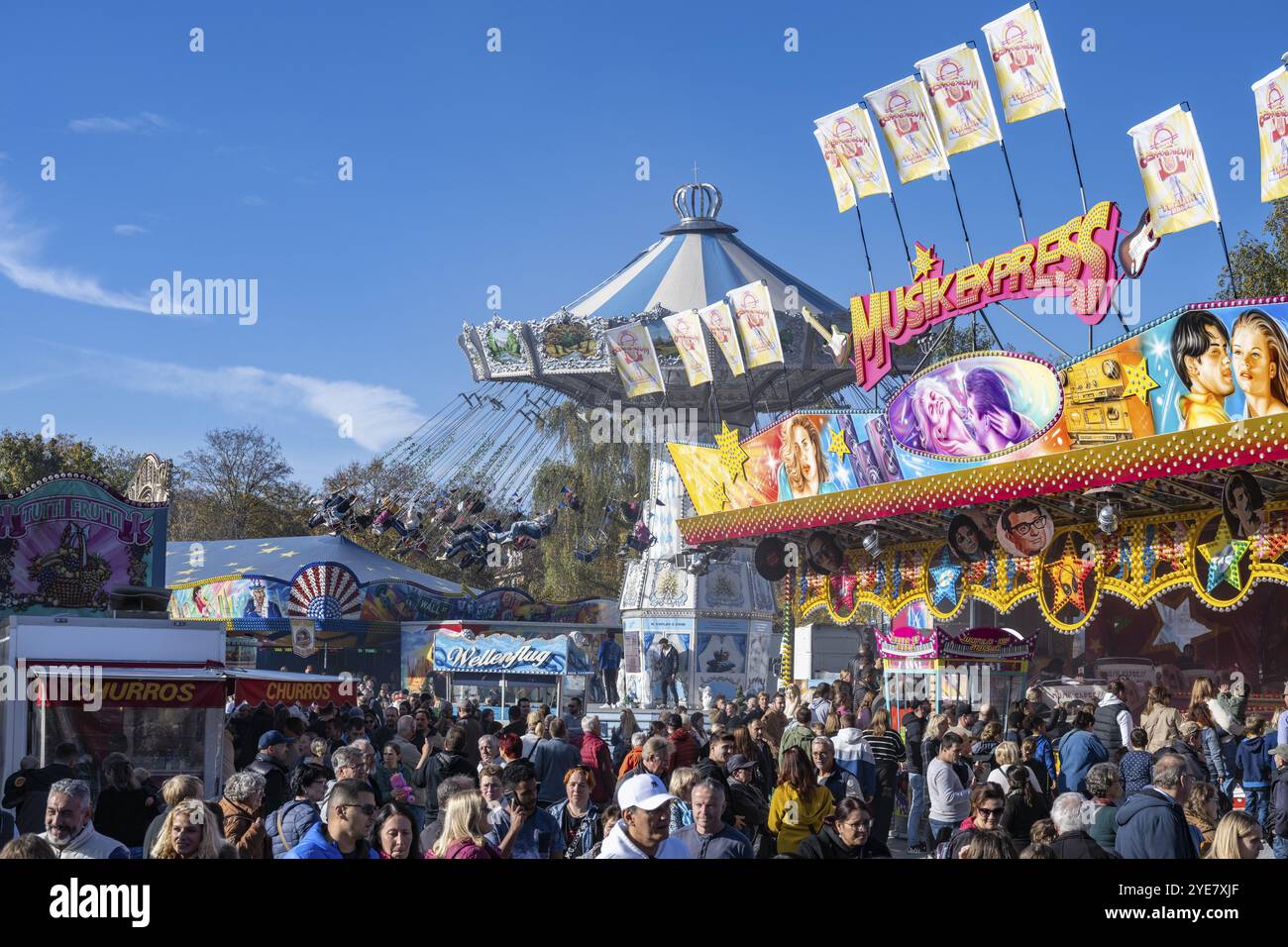 Menschenmenge auf dem Festplatz, Vergnügungspark, Vergnügungspark, Fahrgeschäften auf dem traditionellen Schaetzelemarkt in Tengen, Hegau, Stadtteil Cons Stockfoto