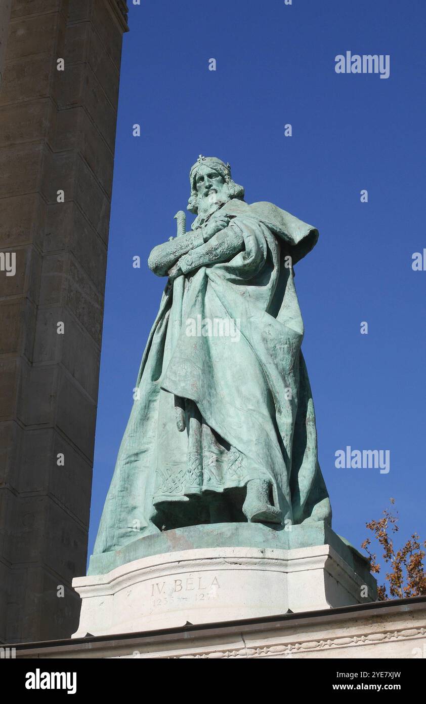 Statue von König Bela IV. Auf der Kolonnade des Millenniums-Monuments, Hosok tere (Heldenplatz), Budapest, Ungarn Stockfoto