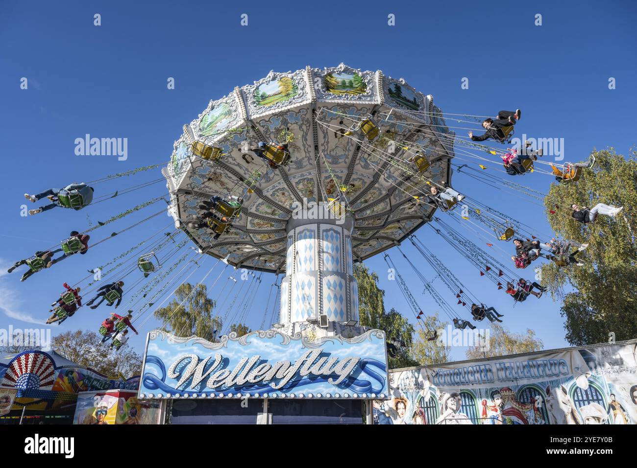 Wellenflug auch Wellenflieger genannt, ein in Deutschland gebautes Kettenkarussell mit handgemalten bayerischen Motiven am traditionellen Schaetzelemarkt i Stockfoto