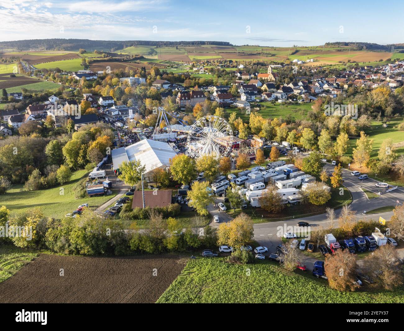 Aus der Vogelperspektive auf die Stadt Tengen, während des 734. Schaetzele Markts, eines der wichtigsten Volksfeste in Südbaden, Markt- und Vergnügungspark Stockfoto