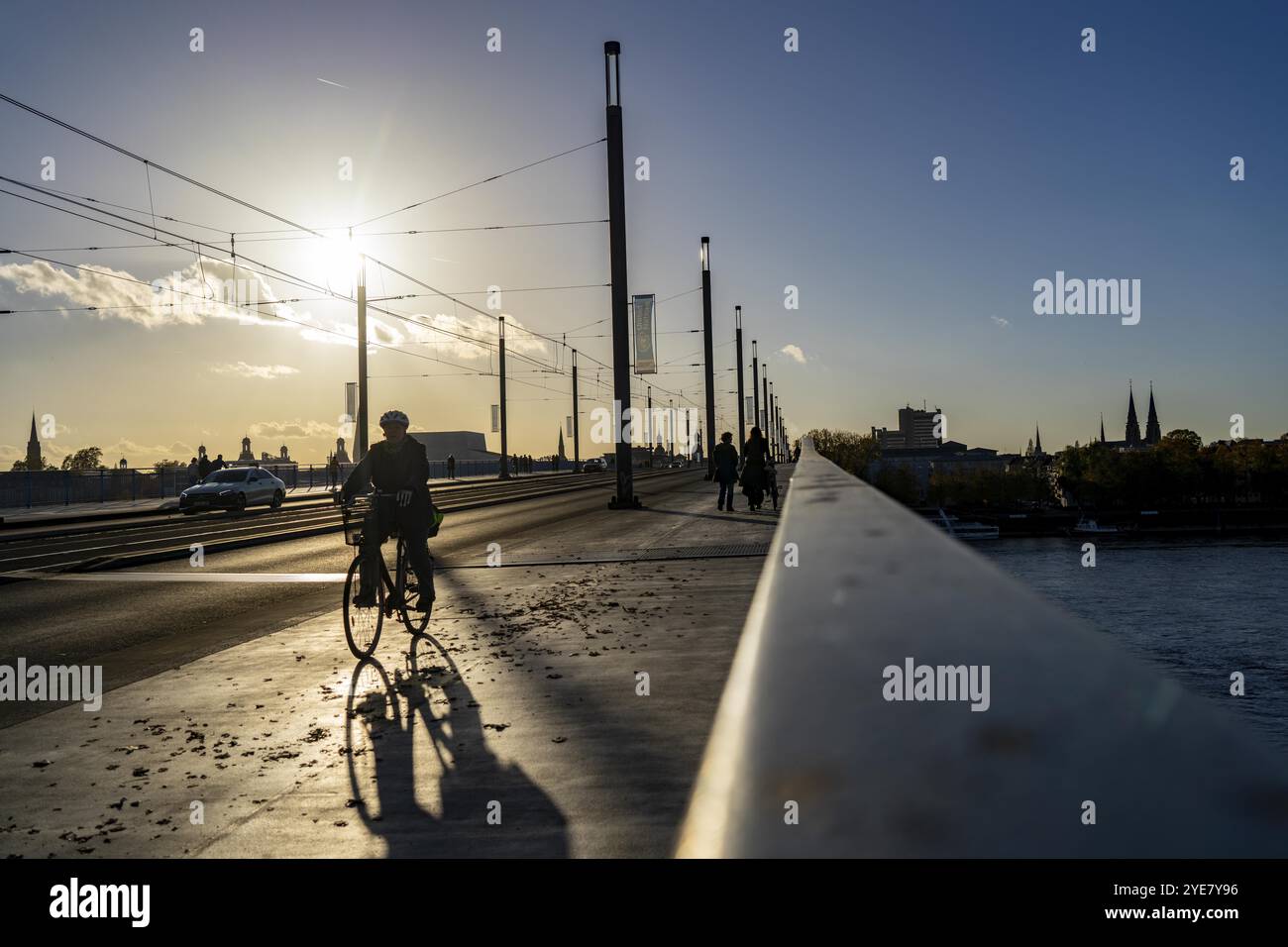 Der Verkehr auf der Kennedy-Brücke, Mitte der drei Rheinbrücken in Bonn, verbindet das Zentrum von Bonn mit dem Bezirk Beuel, Bundesstraße B56, Ampel Stockfoto