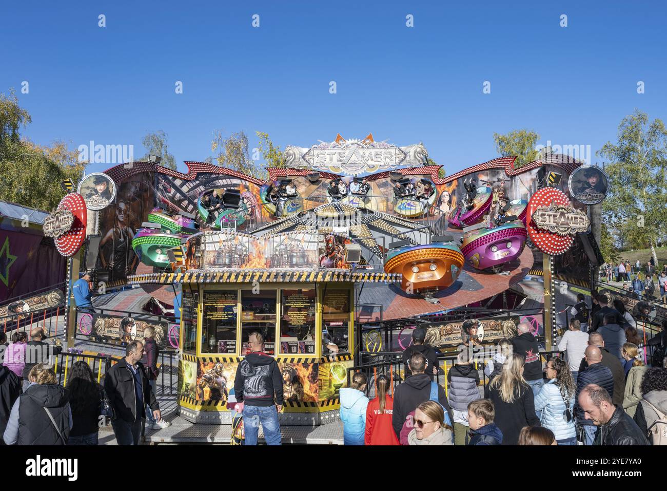Menschenmenge auf dem Festplatz, Vergnügungspark, Vergnügungspark, Fahrgeschäften auf dem traditionellen Schaetzelemarkt in Tengen, Hegau, Stadtteil Cons Stockfoto