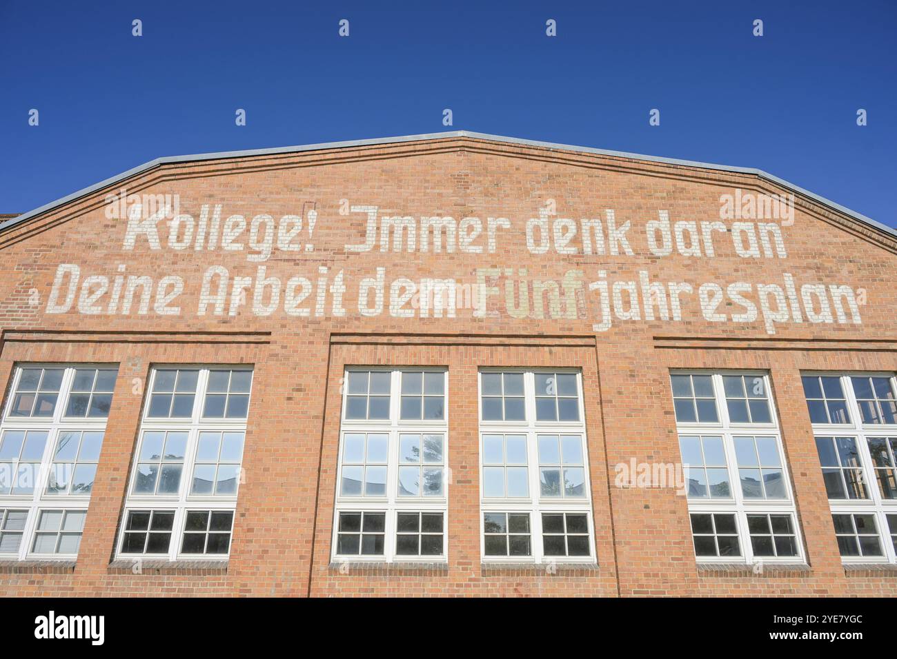 Inschrift, Kollege! Denken Sie immer an den Fünfjahresplan, Stage 19, Filmhalle, Studio Babelsberg, ehemaliges Fabrikgelände von Orenstein Stockfoto