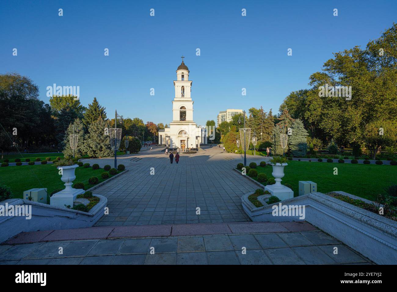 Chisinau, Moldawien. Oktober 2024. Blick auf den Glockenturm der Geburtskathedrale im Stadtzentrum Stockfoto