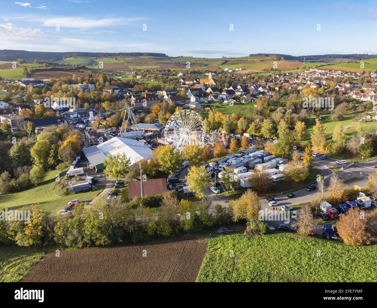 Aus der Vogelperspektive auf die Stadt Tengen, während des 734. Schaetzele Markts, eines der wichtigsten Volksfeste in Südbaden, Markt- und Vergnügungspark Stockfoto