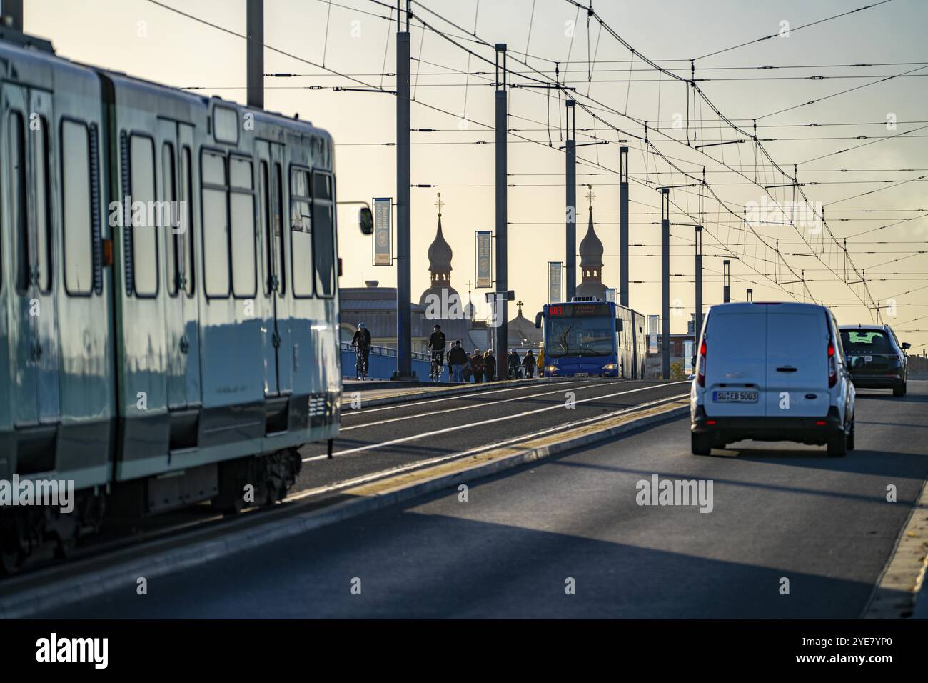 Der Verkehr auf der Kennedy-Brücke, Mitte der drei Rheinbrücken in Bonn, verbindet das Zentrum von Bonn mit dem Bezirk Beuel, Bundesstraße B56, Ampel Stockfoto