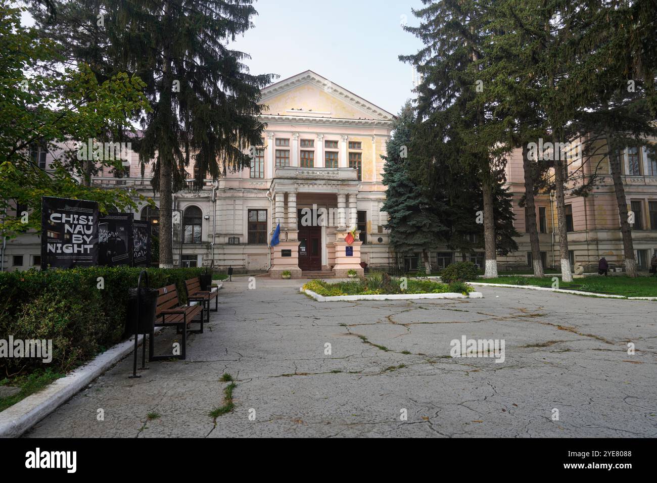 Chisinau, Moldawien. Oktober 2024. Außenansicht des Gebäudes der Musikakademie, des Theaters und der Schönen Künste im Stadtzentrum Stockfoto