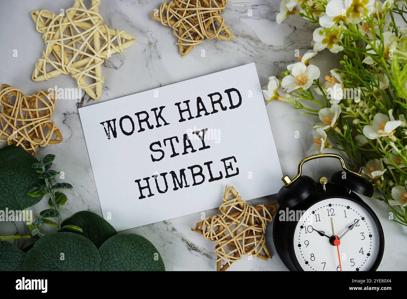 Arbeiten Sie hart Bleiben Sie demütig das Konzept der Motivationswörter Zitate Stockfoto