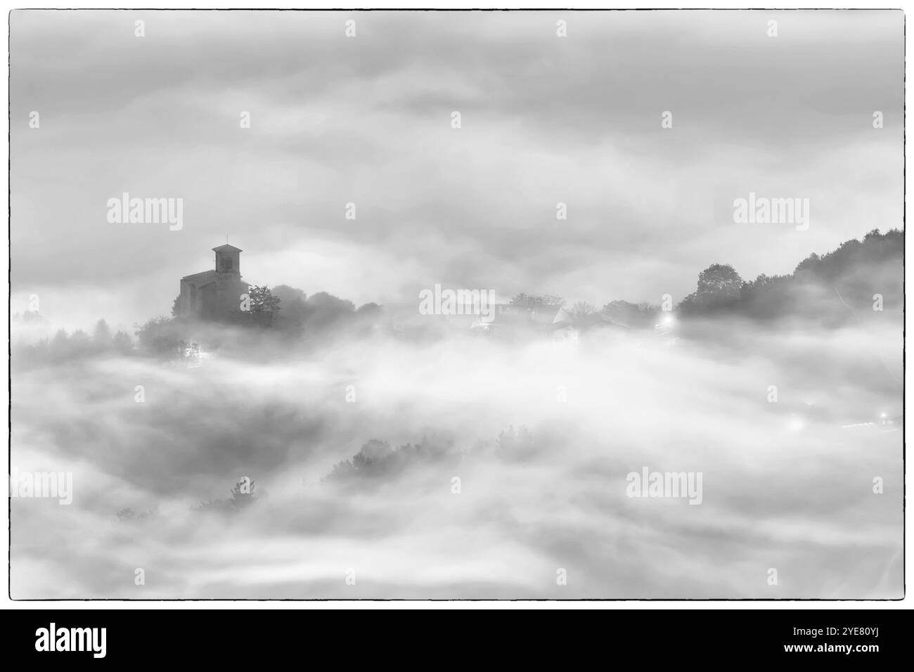 Aramaio-Tal unter dem Morgennebel Stockfoto