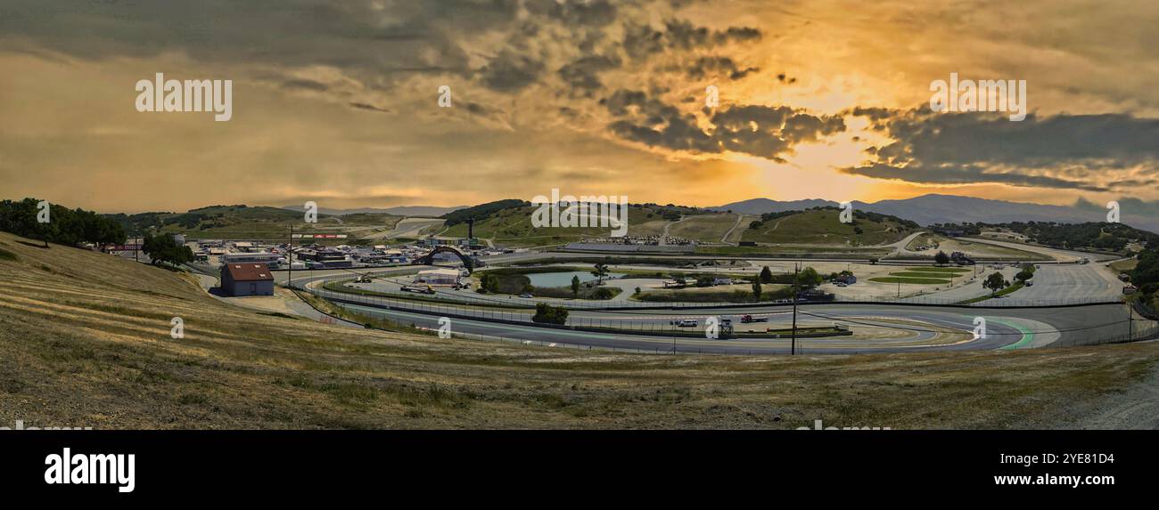 Monterey, Kalifornien, USA - Mai 2024 ein großer Blick auf die Laguna Seca Rennstrecke (heute WeatherTech Raceway genannt), während die Sonne über den Hügeln im Westen Kaliforniens aufgeht Stockfoto