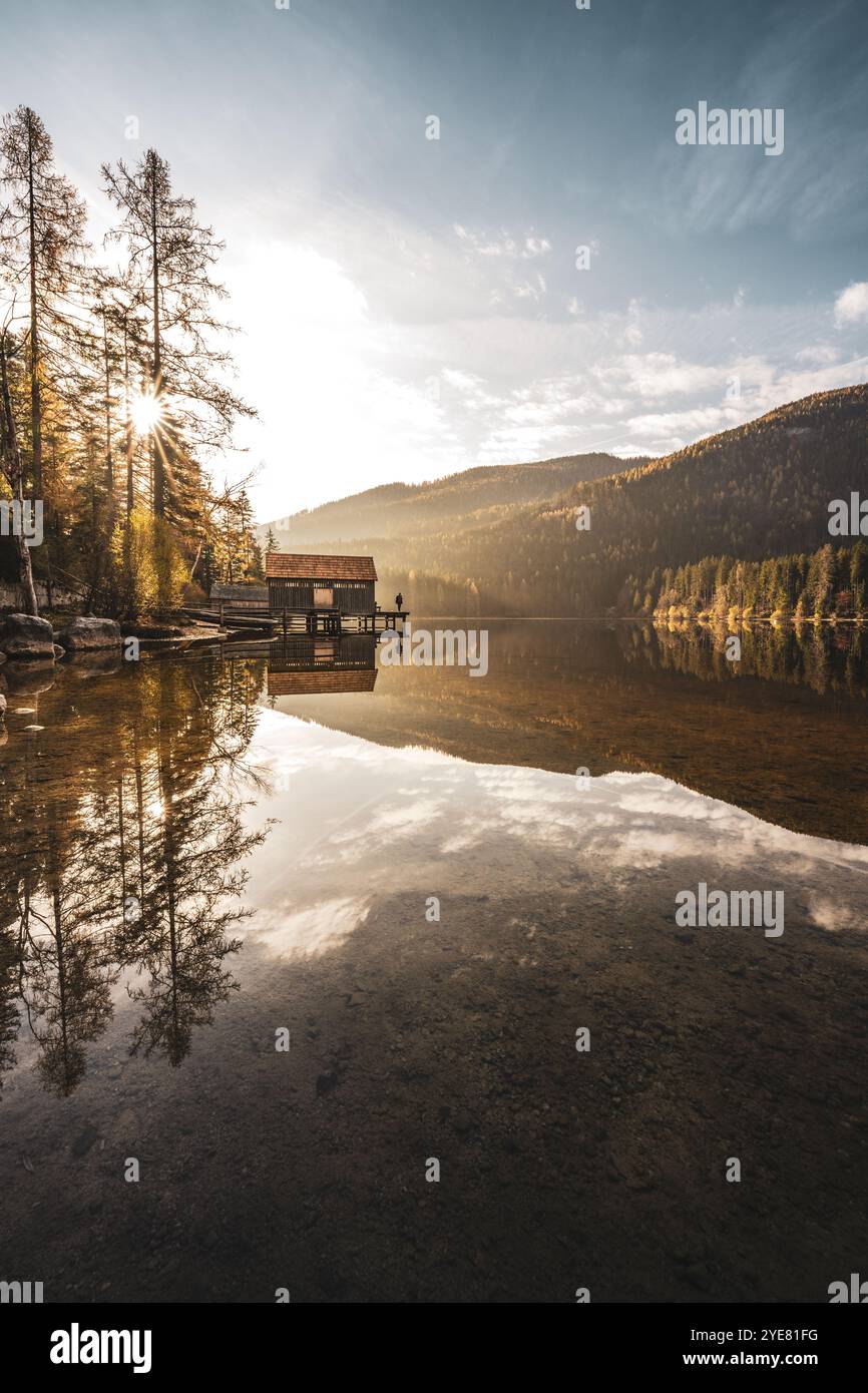 Sonnenaufgang an den Ufern des Ödensees im steirischen Teil des Salzkammergutes im Herbst am 28.10.2024. // Sonnenaufgang am Ödensee im steirischen Teil des Salzkammerguts im Herbst am 28. Oktober 2024. - 20241028 PD14630 Credit: APA-PictureDesk/Alamy Live News Stockfoto