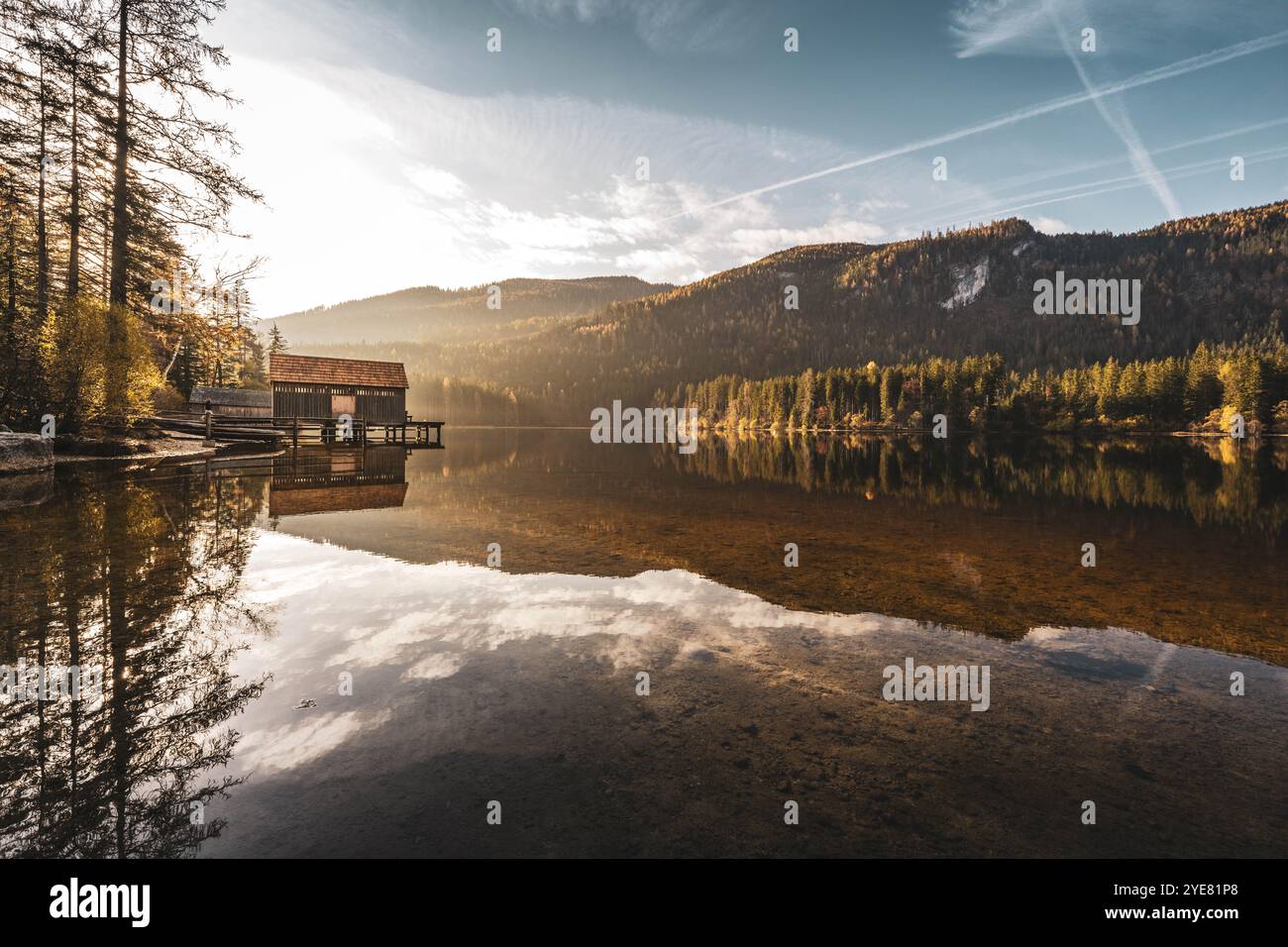 Sonnenaufgang an den Ufern des Ödensees im steirischen Teil des Salzkammergutes im Herbst am 28.10.2024. // Sonnenaufgang am Ödensee im steirischen Teil des Salzkammerguts im Herbst am 28. Oktober 2024. - 20241028 PD14625 Credit: APA-PictureDesk/Alamy Live News Stockfoto