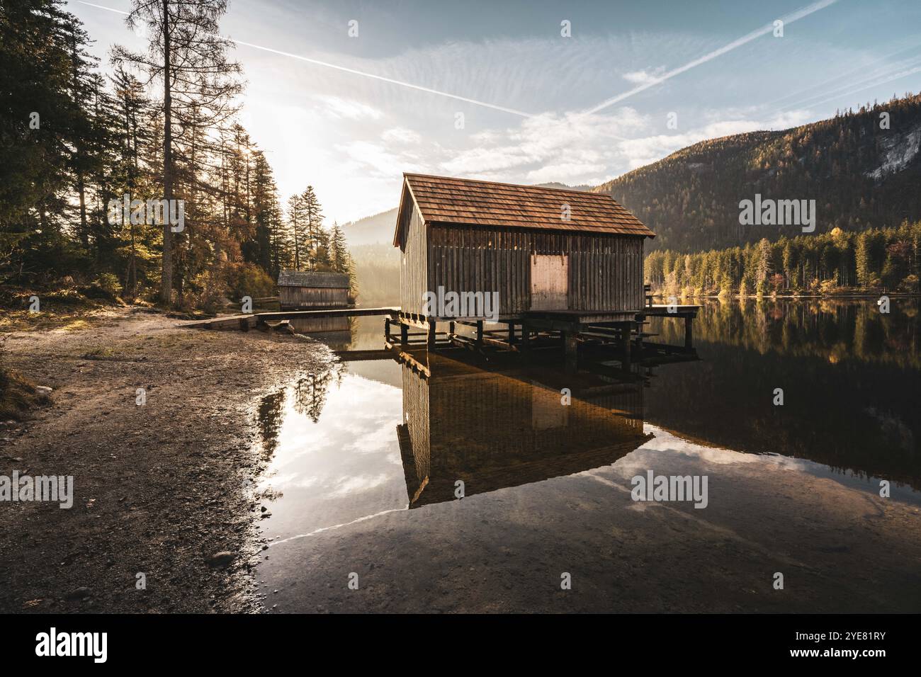 Sonnenaufgang an den Ufern des Ödensees im steirischen Teil des Salzkammergutes im Herbst am 28.10.2024. // Sonnenaufgang am Ödensee im steirischen Teil des Salzkammerguts im Herbst am 28. Oktober 2024. - 20241028 PD14627 Credit: APA-PictureDesk/Alamy Live News Stockfoto