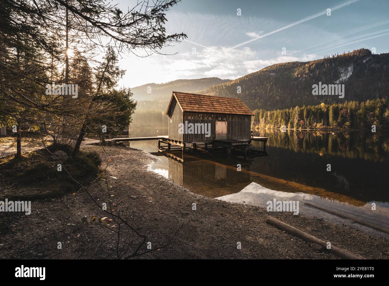 Sonnenaufgang an den Ufern des Ödensees im steirischen Teil des Salzkammergutes im Herbst am 28.10.2024. // Sonnenaufgang am Ödensee im steirischen Teil des Salzkammerguts im Herbst am 28. Oktober 2024. - 20241028 PD14626 Credit: APA-PictureDesk/Alamy Live News Stockfoto