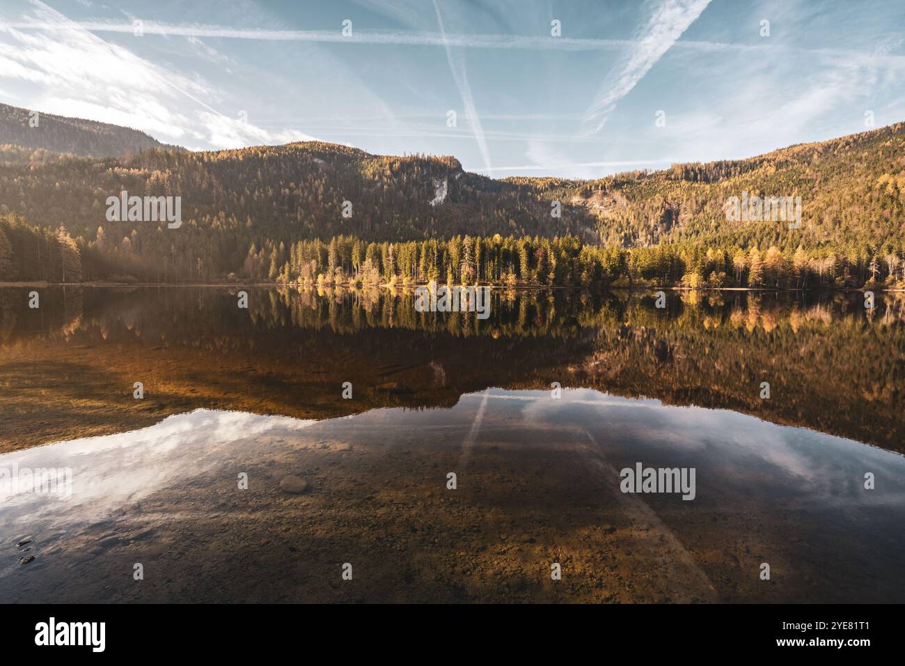 Sonnenaufgang an den Ufern des Ödensees im steirischen Teil des Salzkammergutes im Herbst am 28.10.2024. // Sonnenaufgang am Ödensee im steirischen Teil des Salzkammerguts im Herbst am 28. Oktober 2024. - 20241028 PD14628 Credit: APA-PictureDesk/Alamy Live News Stockfoto