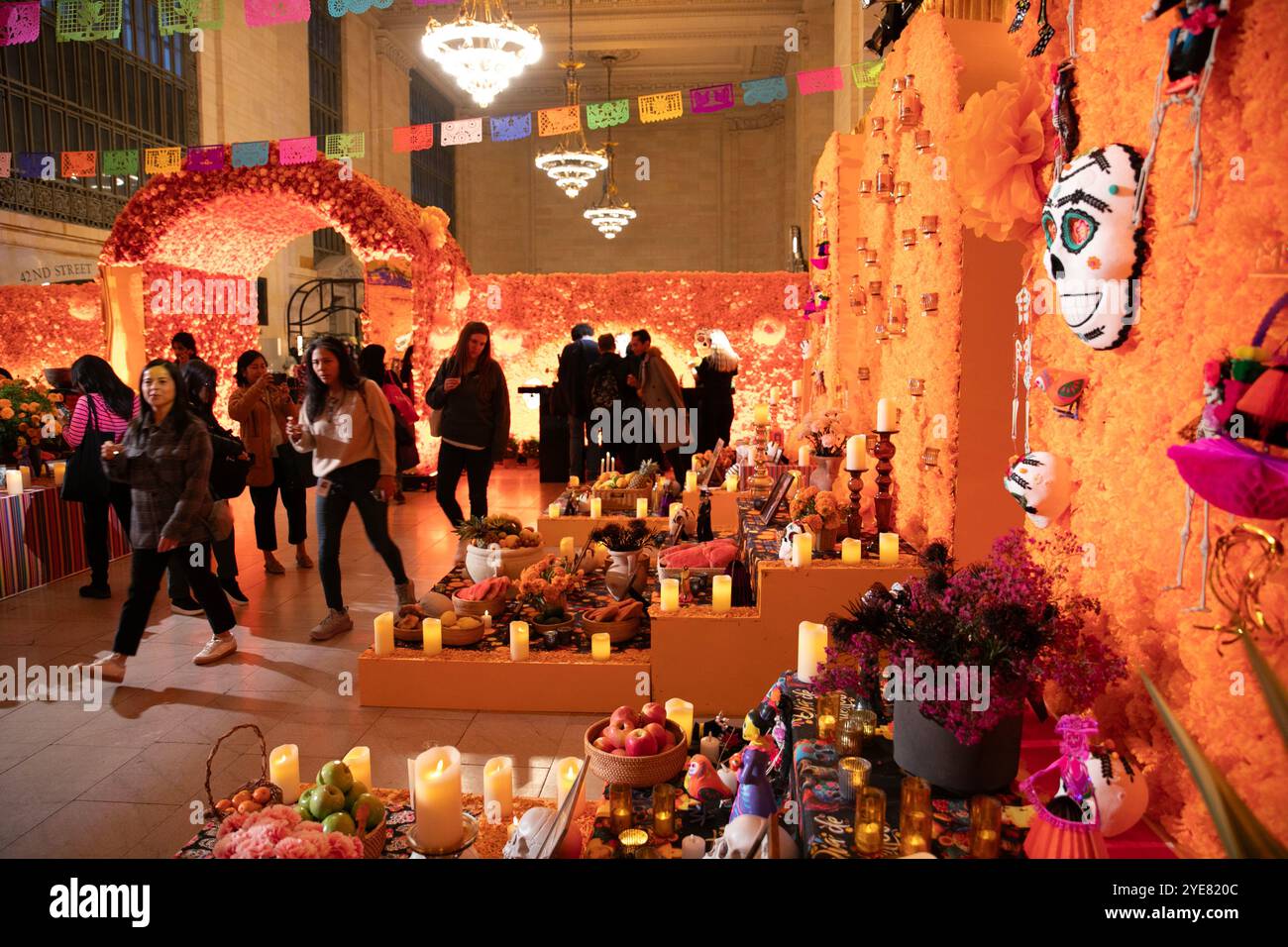 New York, USA, 29. Oktober 2024. Eine Blumenausstellung zum Thema „The Day of the Dead“ wurde in der Grand Central Station in New York, USA, eröffnet. Tausende Ringelblumen bilden die Themenszene des Day of the Dead und ziehen Besucher am 29. Oktober 2024 Ortszeit an. 1. Und 2. November jedes Jahr ist der Tag der Toten, ein wichtiger Feiertag in Mexiko. 2003 wurde der Tag der Toten in Mexiko von der UNESCO als immaterielles Kulturerbe eingestuft. Quelle: Liao Pan/China News Service/Alamy Live News Stockfoto