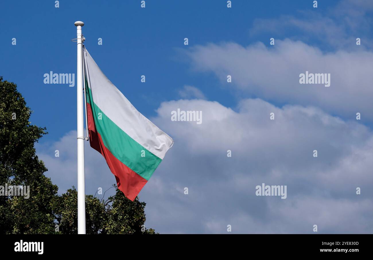 Die Nationalflagge Bulgariens im Wind vor blauem Himmel Stockfoto