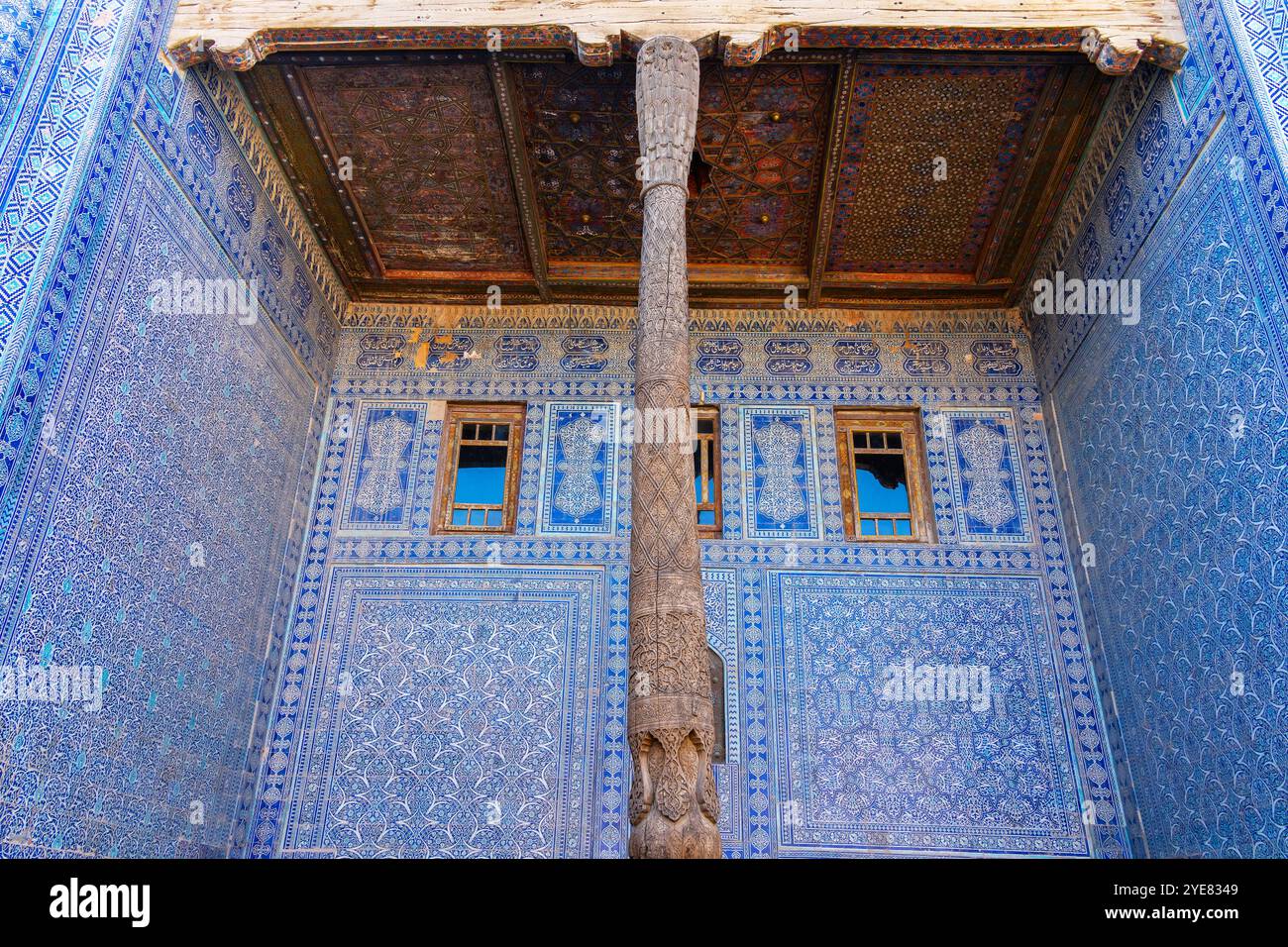 Der Hof des königlichen Tosh-Hovli-Palastes wurde mit Unterstützung der US-Botschaft in Usbekistan errichtet. Es befindet sich in der Innenstadt von Khivas oder Itchan Kala Stockfoto