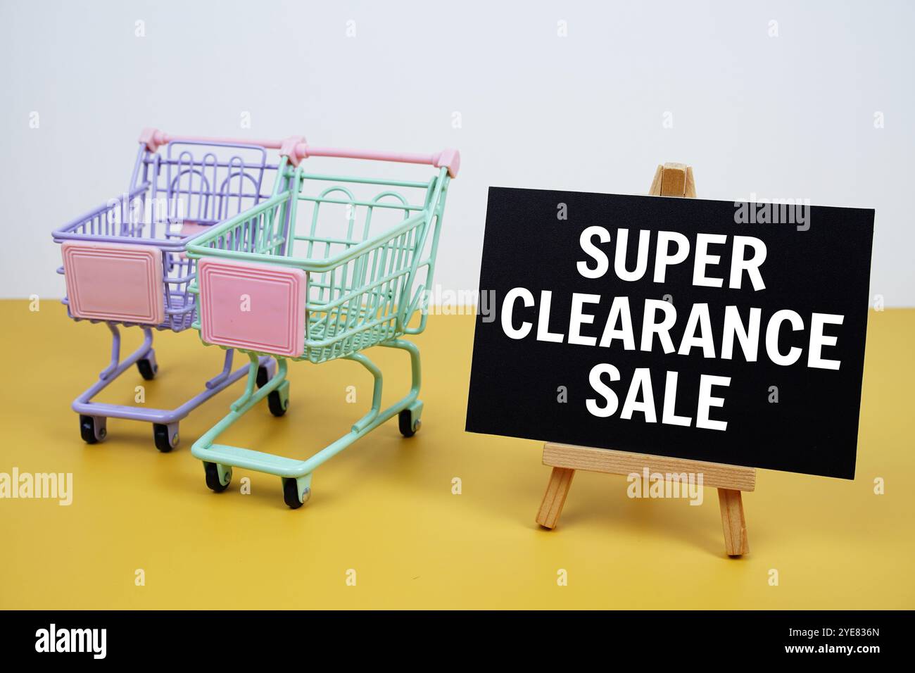 Super Clearance Sale Textnachricht und Einkaufswagen auf gelbem Hintergrund Stockfoto
