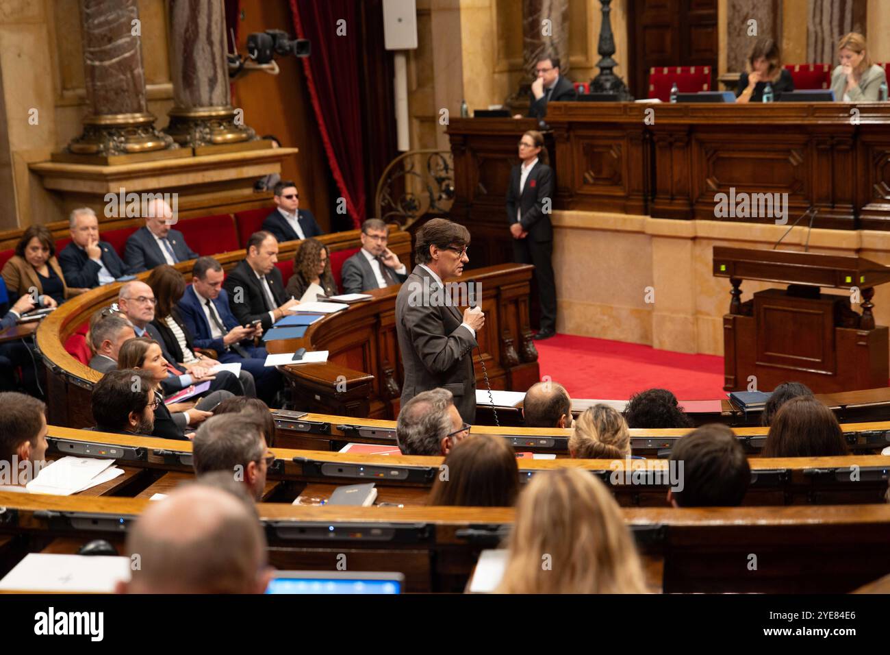 Die Plenartagung im katalanischen Parlament wurde aufgrund der schweren Überschwemmungen, die die Gemeinschaft Valencias getroffen haben und heute, wie einige Wettervorhersagen sagen sagen, möglicherweise Südkatalonien betreffen könnten, vorübergehend unterbrochen. Der Präsident der Generalitat hat alle seine Engagements abgesagt und eine Krisensitzung einberufen, um die Situation zu überwachen. SE suspende temporalmente el pleno en el Parlamento de Catalu&#xf1;a debido a las graves inundaciones que ha sufrido la Comunidad Valenciana y que, seg&#xfa;n algunas revisiones meteorológicas, podr&#xed;an afectar hoy al Stockfoto