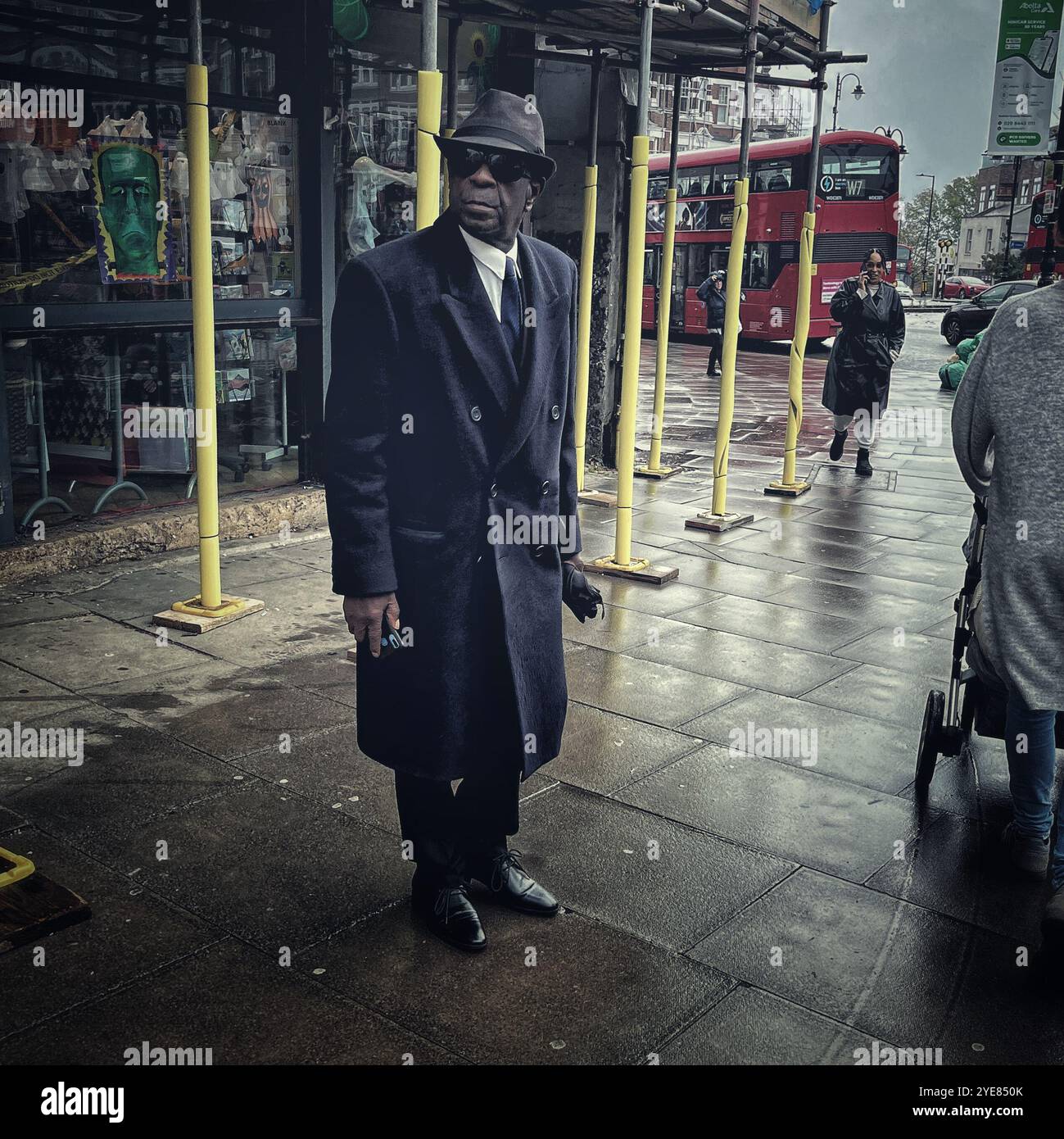 Elegant gekleideter, schwarzer Gentleman, der auf der Straße in Muswell Hill, London, steht Stockfoto