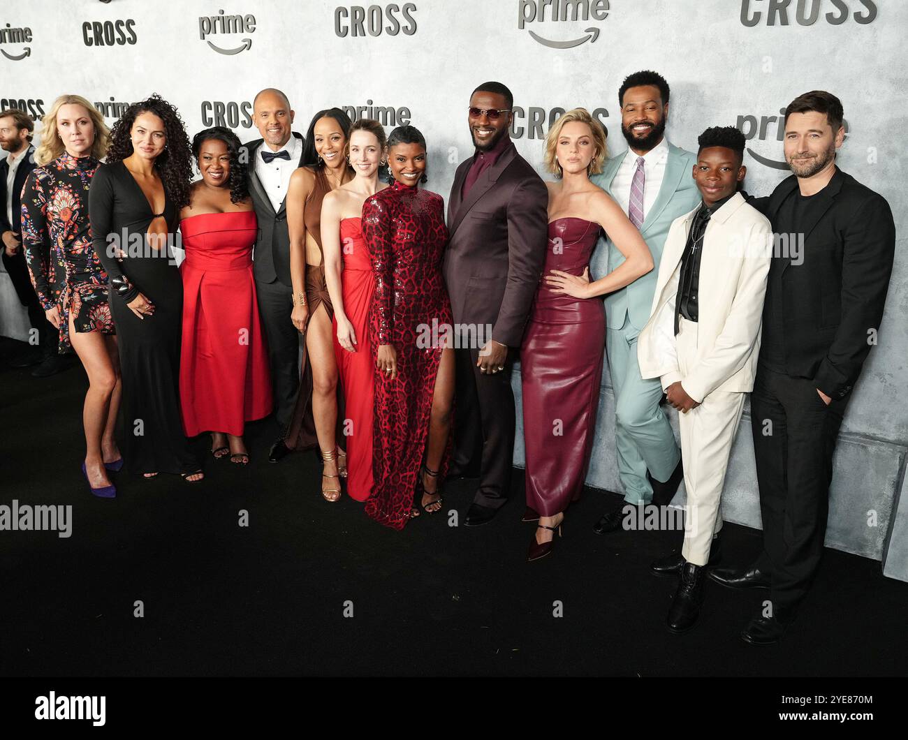 Los Angeles, USA. Oktober 2024. (L-R) CROSS Cast & Crew - Siobhan Murphy, Mercedes de La Zerda, Stacie Greenwell, Ben Watkins, Ashley Rios, Alona Tal, Samantha Walkes, Aldis Hodge, Eloise Mumford, Isaiah Mustafa, Caleb Elijah und Ryan Eggold bei der Premiere der CROSS-Serie von Prime Video in den nya Studios WEST in Los Angeles, KALIFORNIEN am Dienstag, den 29. Oktober 2024. (Foto: Sthanlee B. Mirador/SIPA USA) Credit: SIPA USA/Alamy Live News Stockfoto