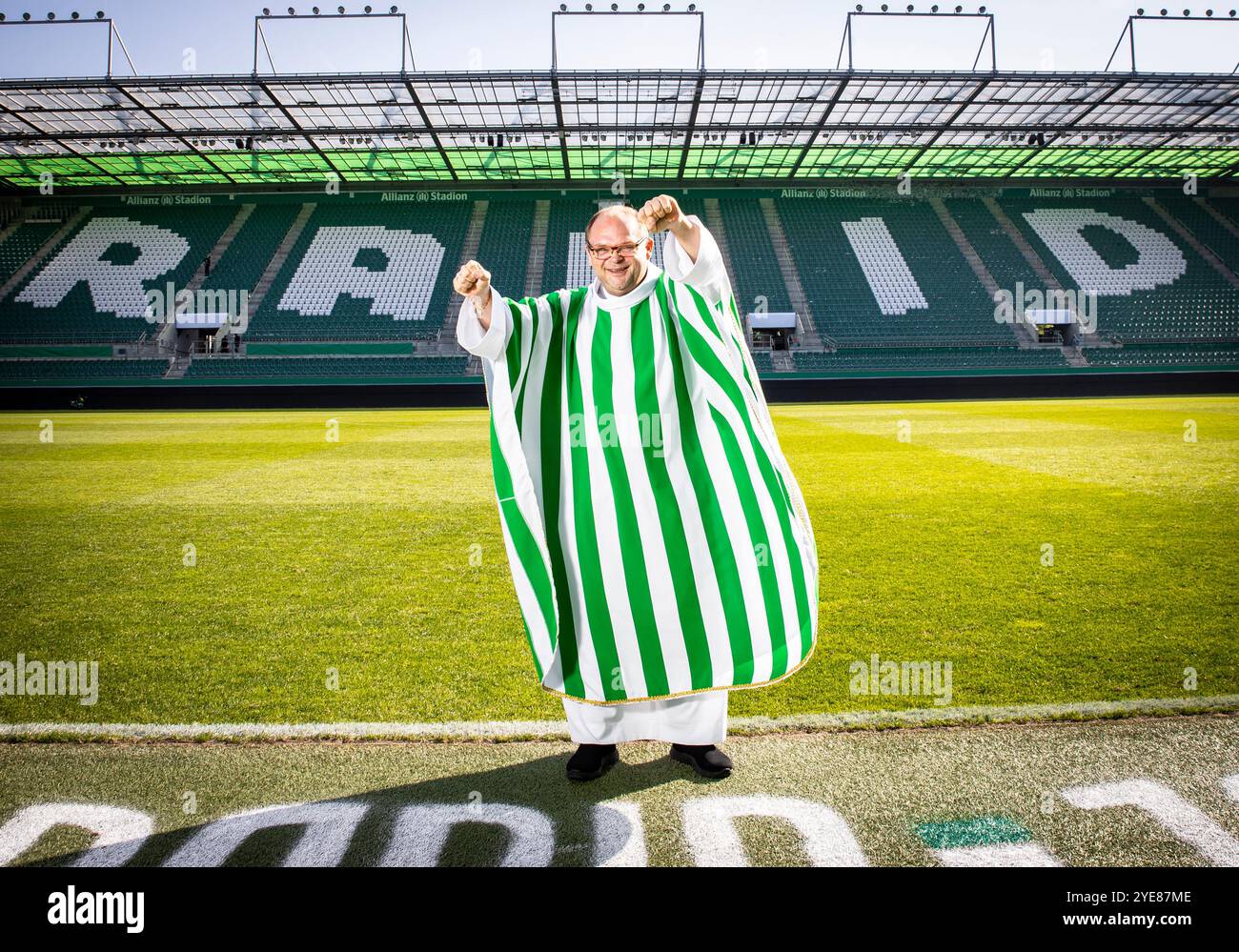 Im Inneren des Allianz-Stadions befindet sich ein Andachtsraum in dem Rapid-Fans den Bund des Lebens schließen und heiraten, ihre Kinder taufen lassen, Abschiede feiern, oder Teambuildings und Friedensgottesdienste durchführen. Im Bild: Der Rapid-Pfarrer Christoph Pelczar am Allianz-Stadion in Wien. 21. Oktober 2024 // im Allianz-Stadion befindet sich ein Oratorium, das von SK-Rapid-Fans für Heirat, Taufe oder Friedensdienste genutzt wird. Bild: Pastor des Fußballvereins SK Rapid Christoph Pelczar im Allianz-Stadion in Wien am 21. Oktober 2024. - 20241021 PD20484 Stockfoto