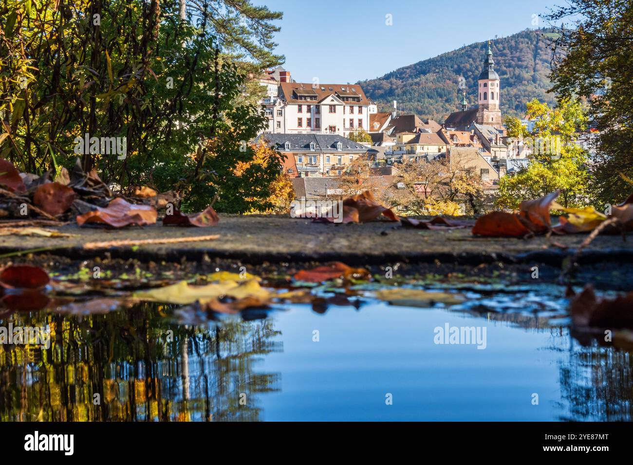 Herbstblick auf die alte Kurstadt Baden-Baden spiegelt sich in einem Brunnen, Baden-Württemberg, Deutschland Stockfoto
