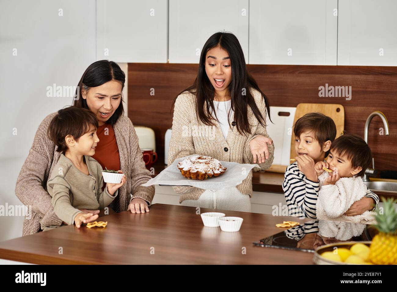Eine fröhliche Familie mit Kindern genießt in diesem Winter festliche Köstlichkeiten in ihrer gemütlichen Küche. Stockfoto