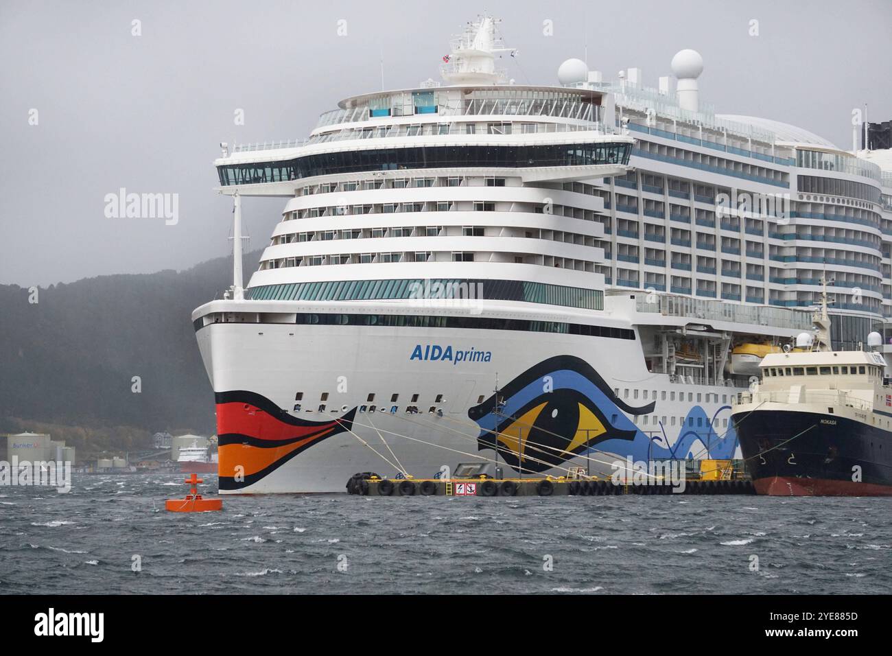 AIDAprima, Kreuzfahrt-Fotoeindruecke zum Thema Kreuzfahrt bei einer Kreuzfahrt nach Norwegen von Hamburg ueber Bergen, Geiranger, Alesund, Stavanger und wieder zurück nach Hamburg. AIDAprima im Hafen von Alesund, Norwegen Kreuzfahrt - AIDAprima *** AIDAprima, Kreuzfahrt Fotoimpressionen auf einer Kreuzfahrt nach Norwegen von Hamburg über Bergen, Geiranger, Alesund, Stavanger und zurück nach Hamburg AIDAprima im Hafen von Alesund, Norwegen Kreuzfahrt AIDAprima Stockfoto