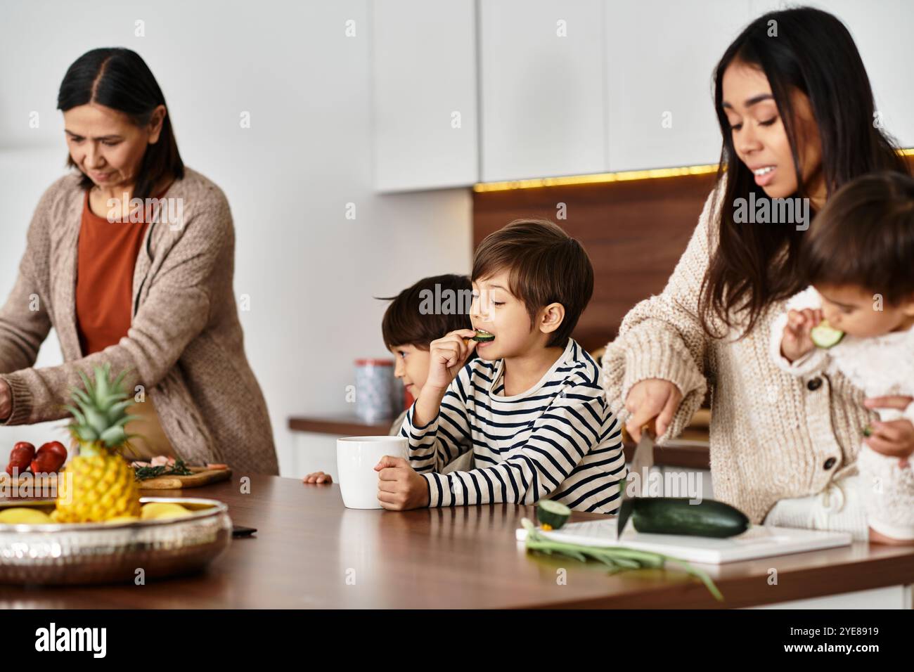 Eine fröhliche asiatische Familie genießt eine lustige Backsession und kreiert gemeinsam Urlaubsfreuden. Stockfoto