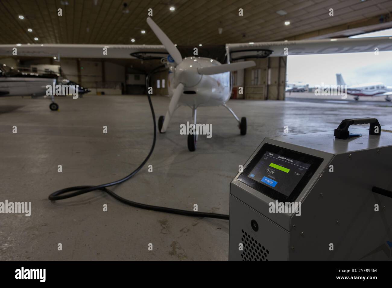 Die Pipistrel Velis Electro Großbritanniens erstes vollständig zertifiziertes Elektroflugzeug am Flughafen Fairoaks in Surrey, England, Großbritannien Stockfoto