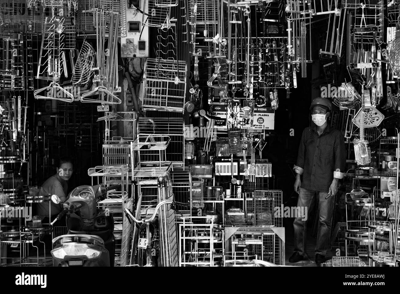 Straßenladen mit Metallwaren in Hanoi, Vietnam Stockfoto