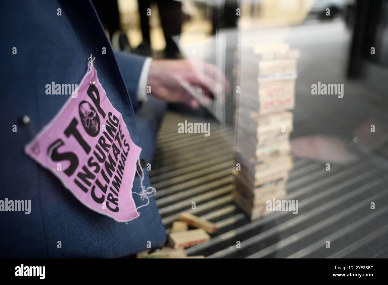 London, UK, 30. Oktober 2024: Aktivisten der Extinction Rebellion protestieren und fordern, dass Versicherungsunternehmen die Finanzierung der fossilen Brennstoffindustrie einstellen. Stockfoto