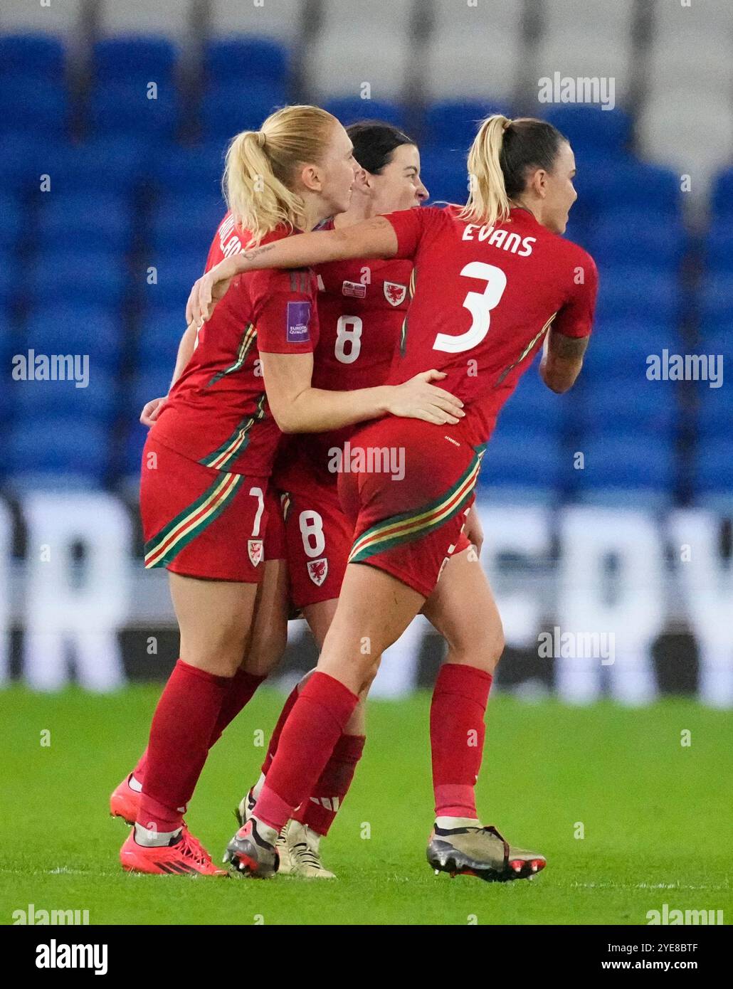 Cardiff, UK, 29. Oktober 2024 walisische Teamkollegen feiern den Sieg bei der Europameisterschaft der Frauen 2025 – Play-offs Runde 1 im Cardiff City Stadium Cardiff, Großbritannien am 29. Oktober 2024 Graham Glendinning / Alamy Live News Stockfoto