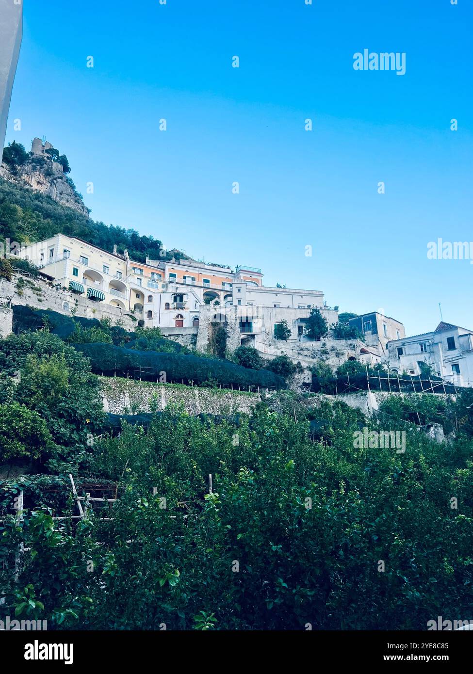 Blick auf das Dorf Positano entlang der Amalfiküste in Stockfoto