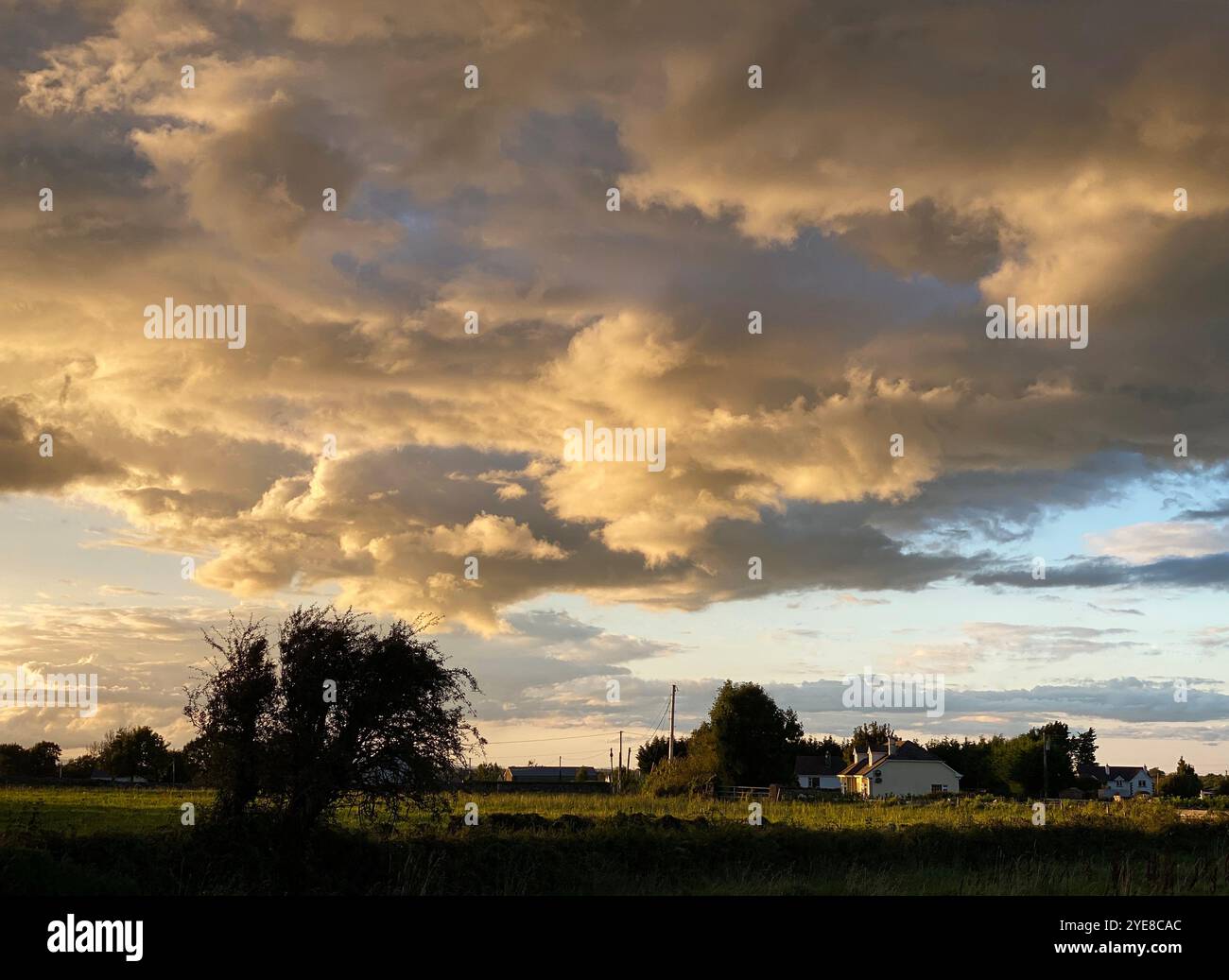 Eine atemberaubende Wolkenbildung über Ackerland an einem Herbstabend bei Sonnenuntergang Stockfoto