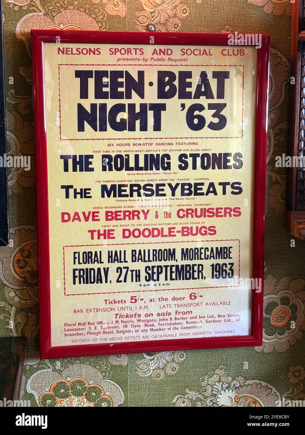 Ein gerahmtes Poster aus dem Jahr 1963, das ein Popmusik-Konzert in Morecambe in England mit den Rolling Stones anwarb Stockfoto