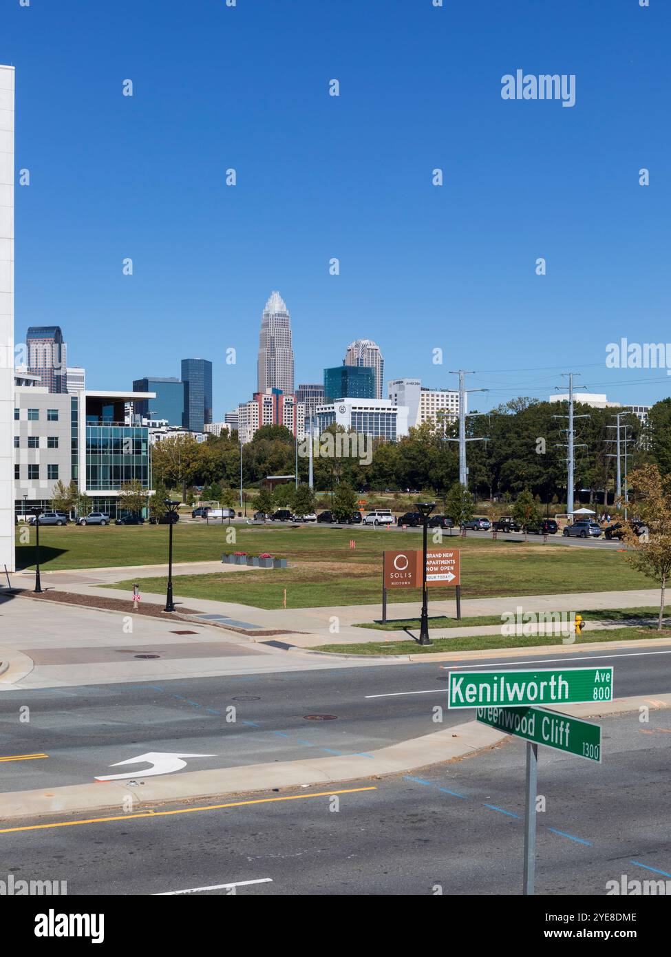 Charlotte, NC, USA-Okt. 20, 2024: Blick auf die Skyline von Charlotte von Greenwood Cliff an der Kenilworth Ave. Kenilworth und Straßenschilder. Klarer Tag mit b Stockfoto