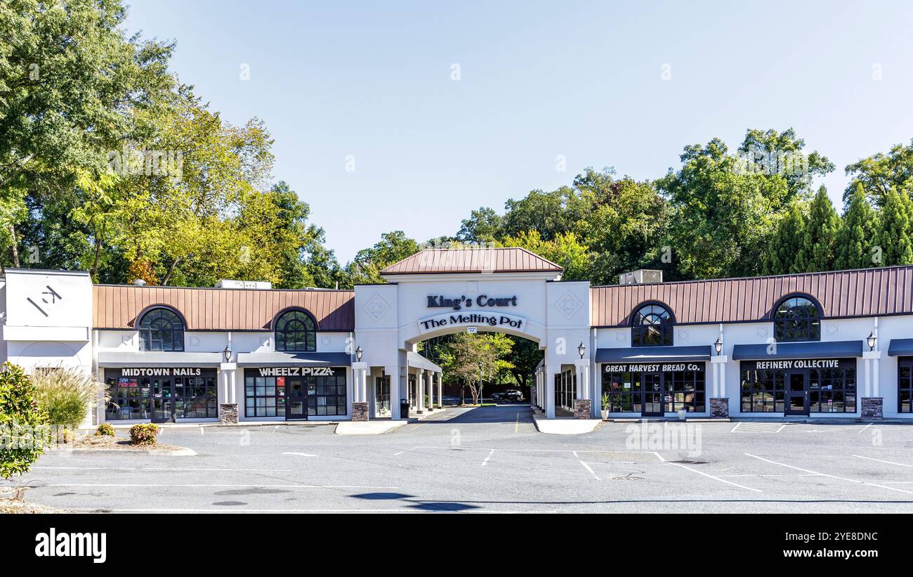 Charlotte, NC, USA-Okt. 20, 2024: King's Court - The Melting Pot, Fonduerestaurant. Auch Midtown Nails, Wheelz Pizza, Great Harvest Bread. Stockfoto