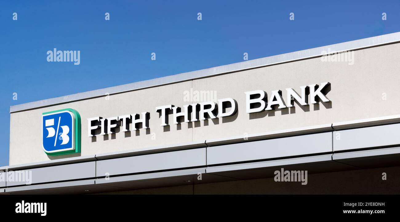 Charlotte, NC, USA-Okt. 20, 2024: Markierungsschild und Logo der Fifth Third Bank. Stockfoto