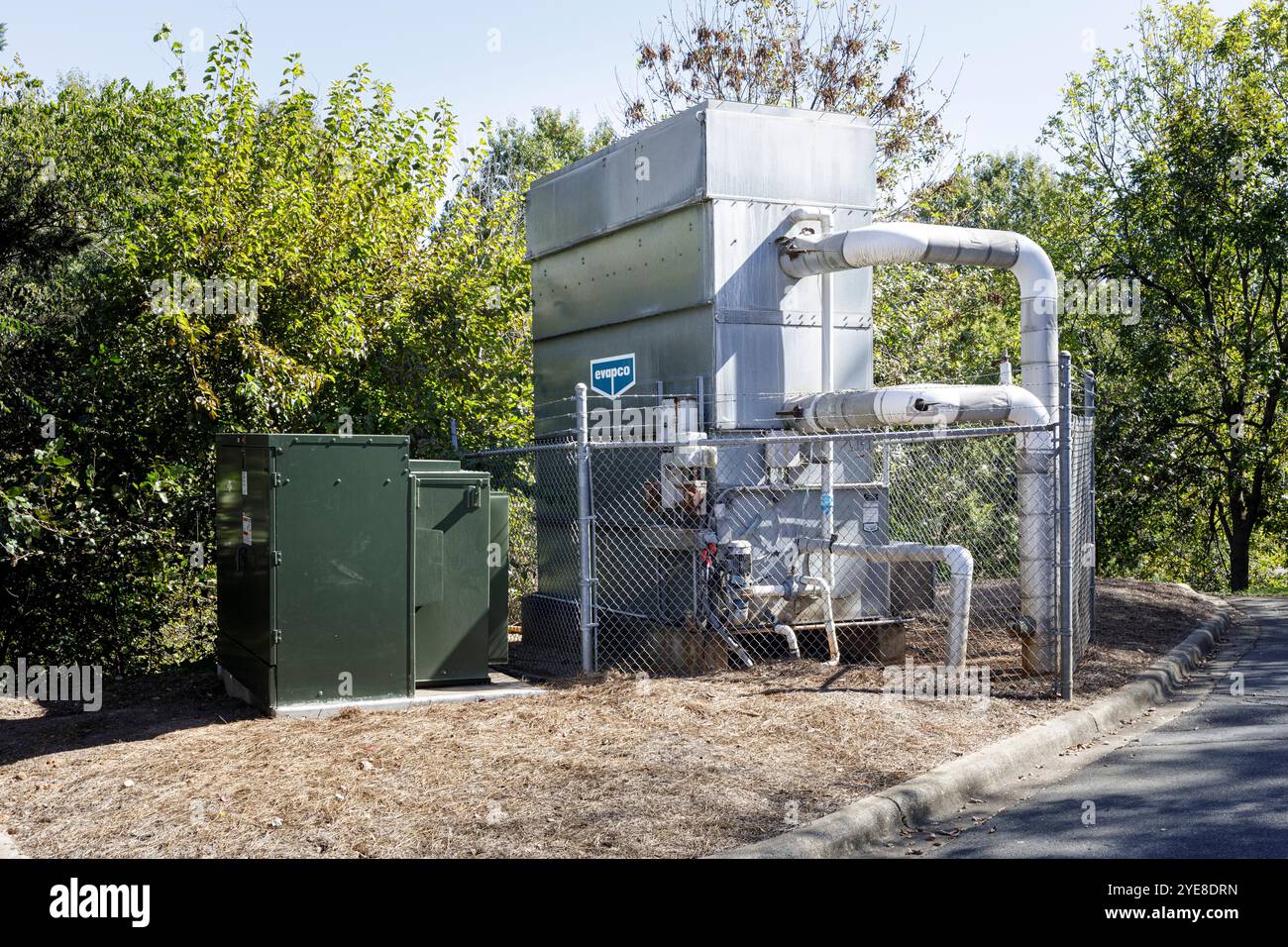 Charlotte, NC, USA-Okt. 2024: Großes Kühlsystem der Marke EVAPCO. Draußen mit Laubhintergrund. 6X4-Aspekt. Stockfoto