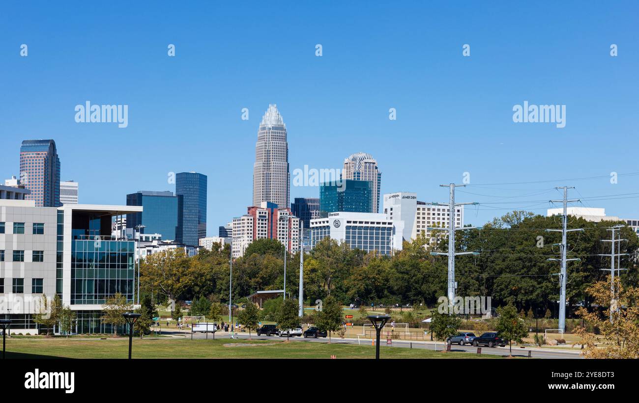 Charlotte, NC, USA-Okt. 20, 2024: Weitwinkelansicht der Skyline der Stadt, aufgenommen von der Kenilworth Avenue. Sonniger, klarer blauer Himmel. 16X9-Format. Stockfoto
