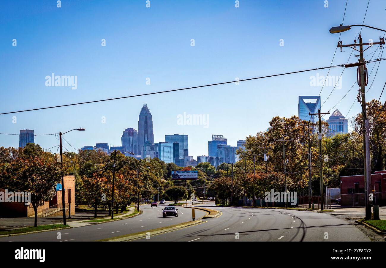 Charlotte, NC, USA-Okt. 20, 2024: Skyline der Stadt vom South Blvd. 16X10-Format. Stockfoto