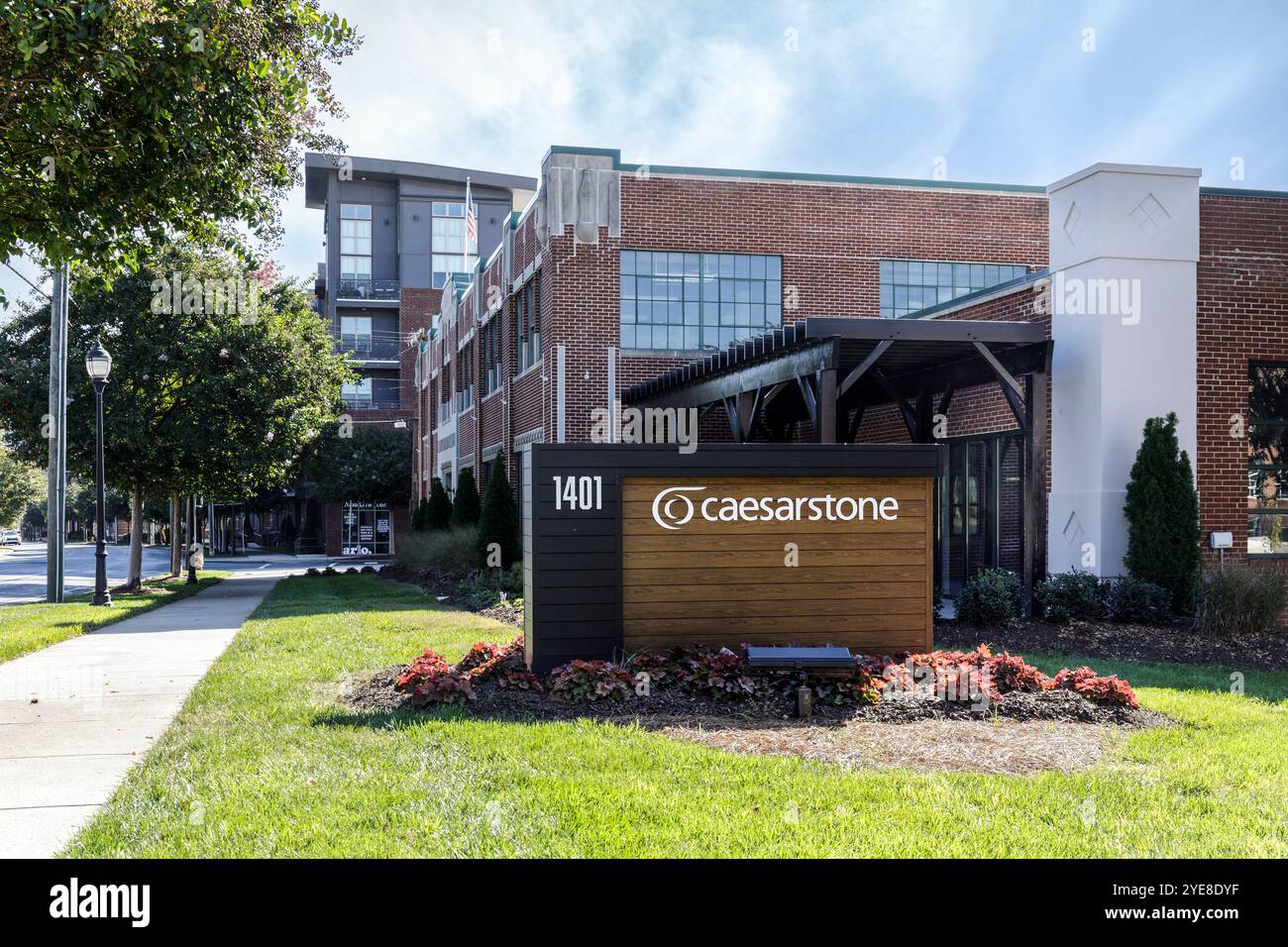 Charlotte, NC, USA-Okt. 20, 2024: Caesarstone, Lieferant von Quarz- und Porzellan-Arbeitsplatten. Morehead Street. Stockfoto