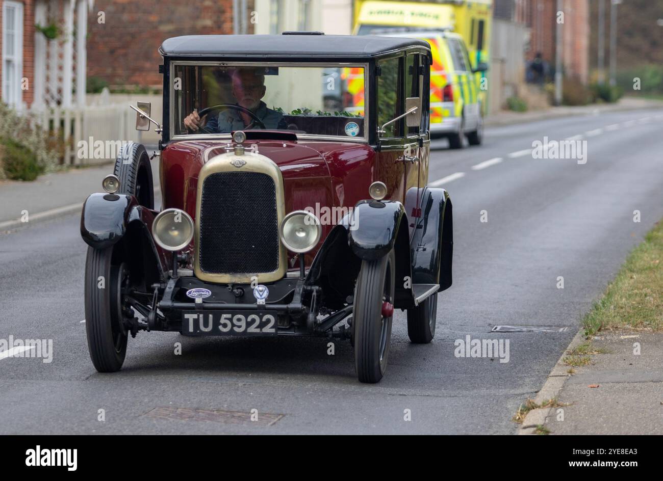 Aus den 1920er/30er Jahren fuhr ein klassischer britischer Lagonda 14/60 sechs-Licht-Limousine in Framlingham, einer Marktstadt in Suffolk, zügig auf einer Vorstadtstraße Stockfoto