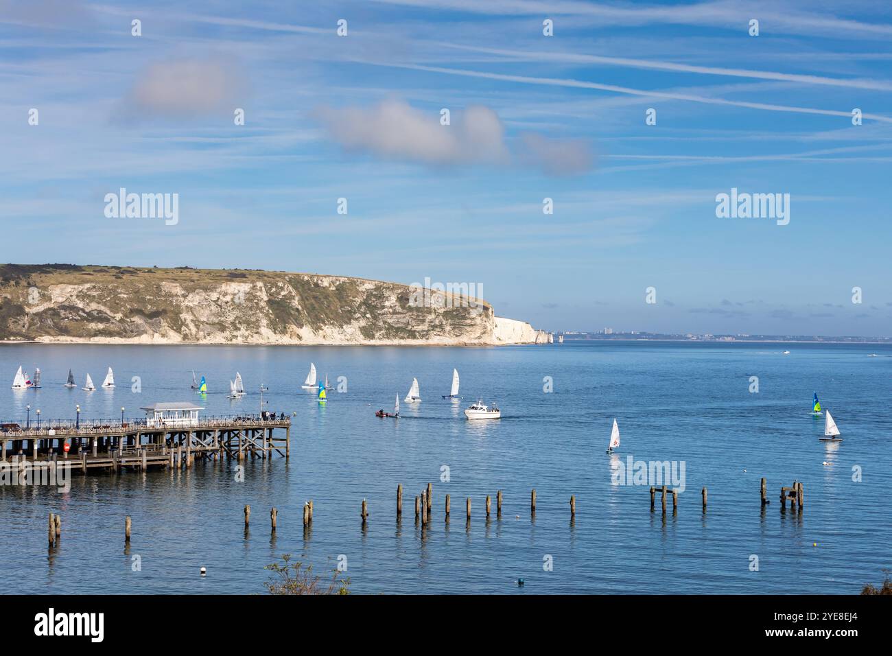 Blick auf das Ende des Piers und die Segelboote in Swanage Bay im Oktober. Dorset, England Stockfoto