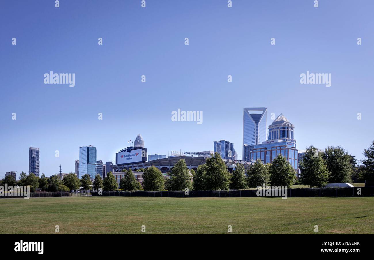 Charlotte, NC, USA-Okt. 20, 2024: Die Skyline der Stadt vom Grasfeld aus gesehen auf der S. Clarkson St. 16X10. Stockfoto