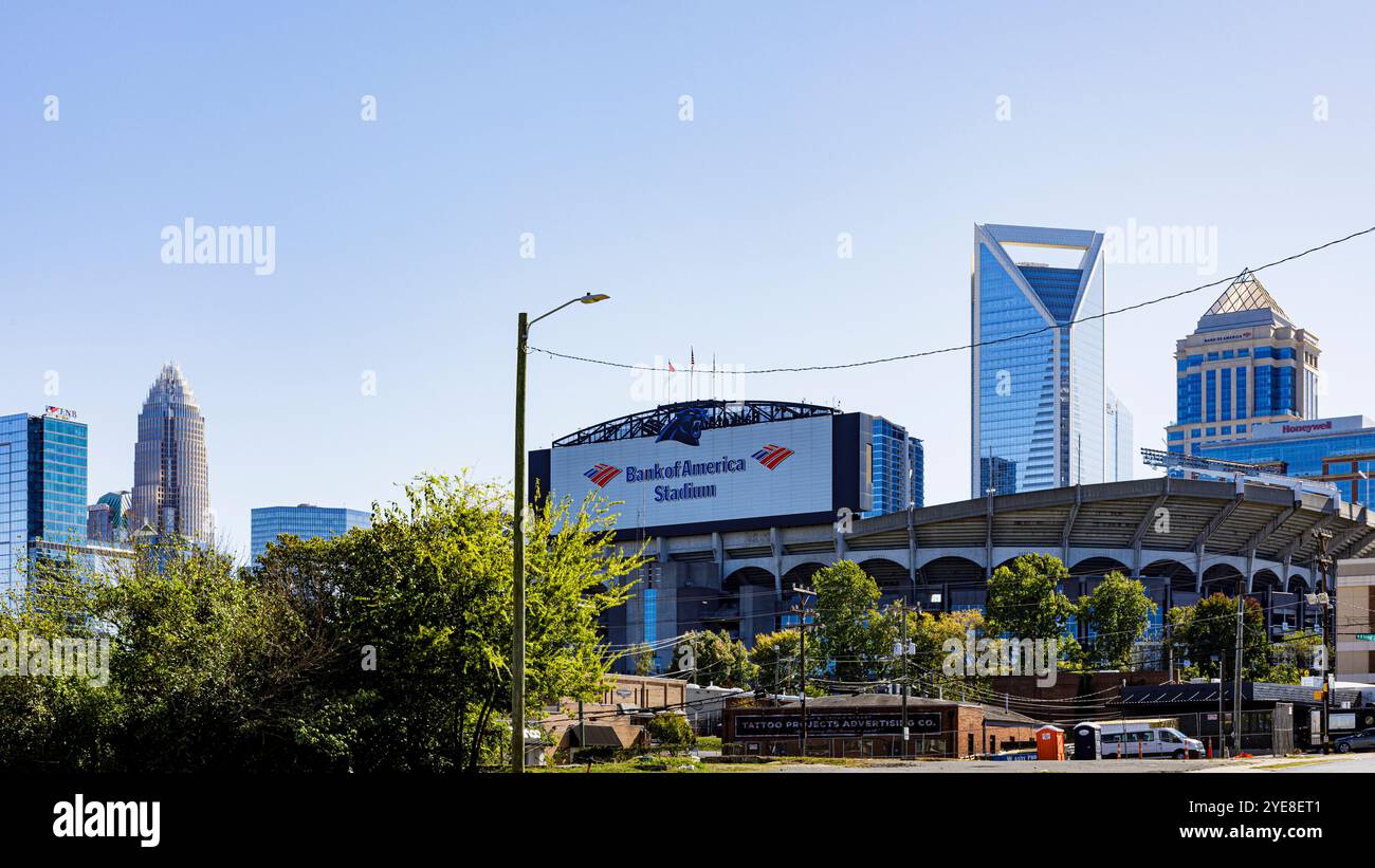 Charlotte, NC, USA-Okt. 20, 2024: Blick auf die Skyline von Charlotte von der Morehead Street mit Bank of America-Schild und Stadion im Zentrum. 16X9-Format. Stockfoto