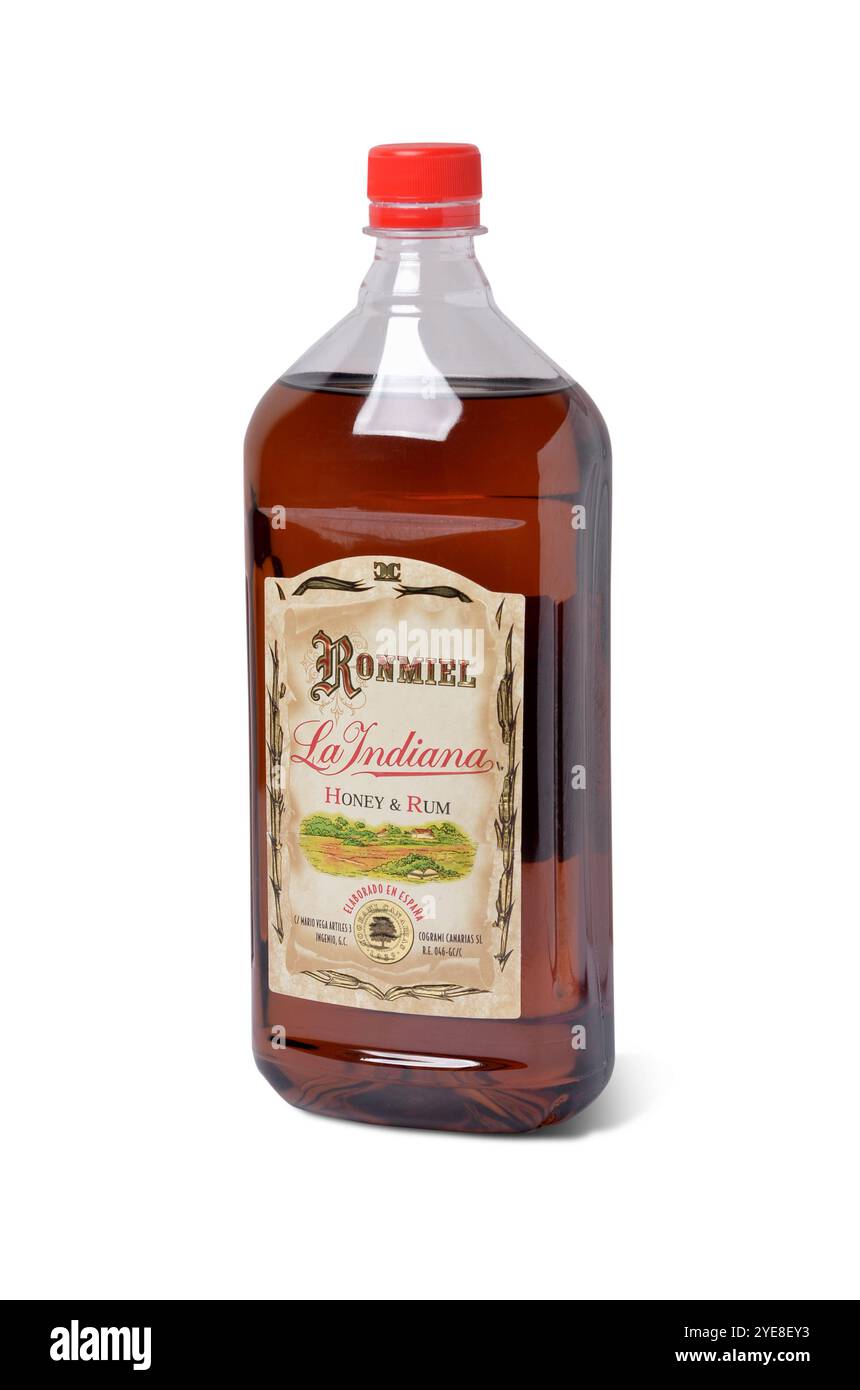 Plastikflasche Ron Miel Honig und Rum Likör ein traditionelles alkoholisches Getränk der Kanarischen Inseln Spanien isoliert auf weiß mit Schneideweg Stockfoto